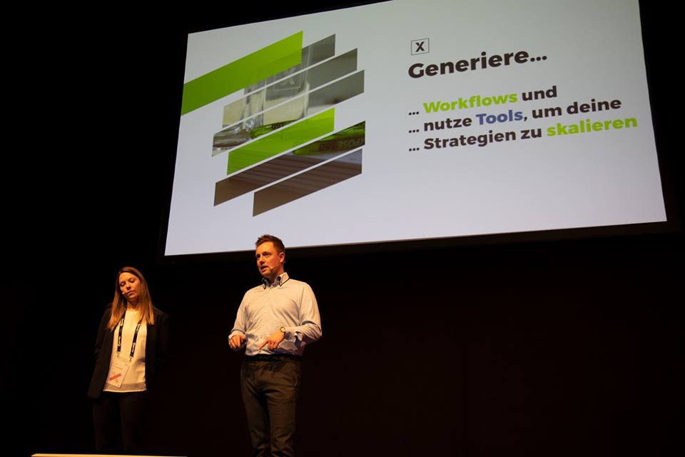 Alexander Geißenberger und Lisa Purrucker von xpose360 auf der Bühne der OMX