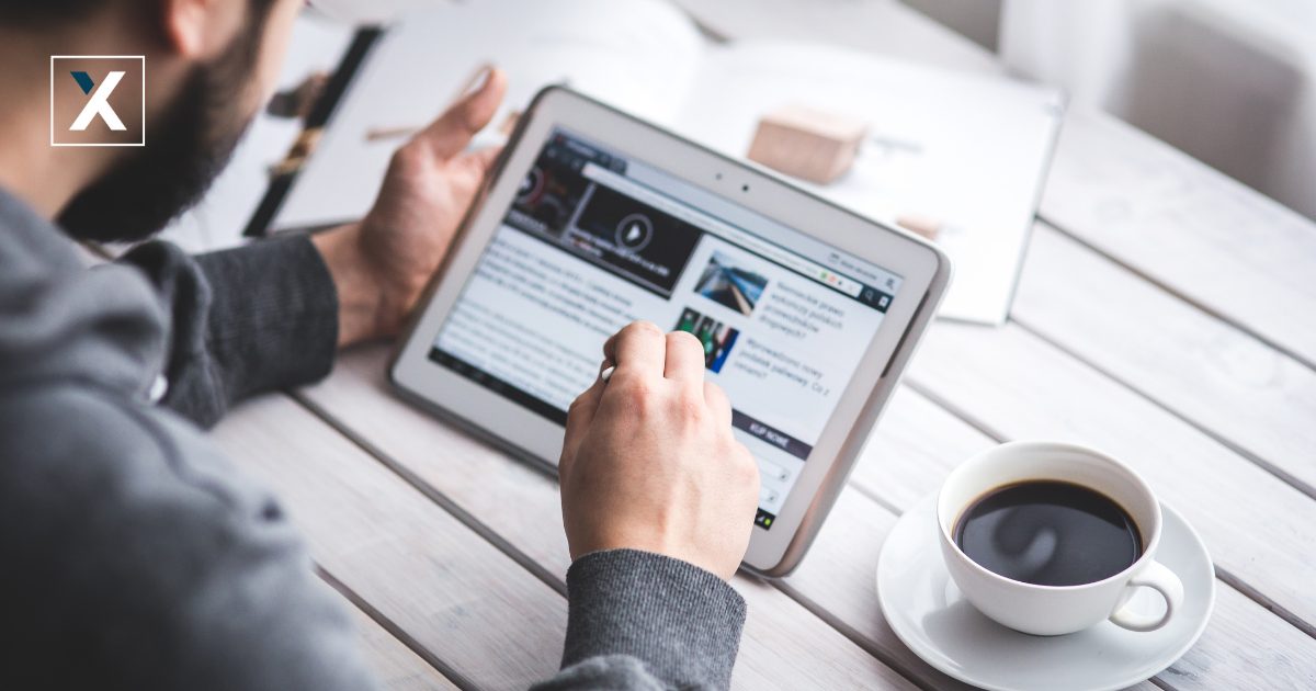 Mann liest einen Newsletter