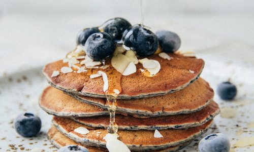 pancakes-mit-blaubeeren-auf-teller