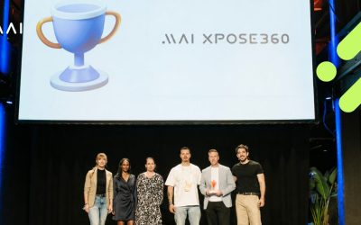 MAI und Awin-Team stehen auf der Bühne mit dem Awin-Award in der Hand.