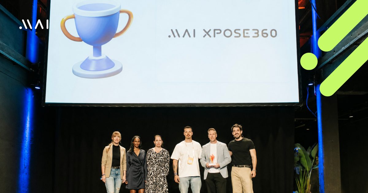 MAI und Awin-Team stehen auf der Bühne mit dem Awin-Award in der Hand.